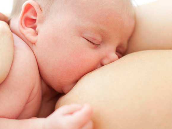 Proteinele din laptele matern reprezinta una dintre cele mai importante surse de substante nutritive pentru bebelusi