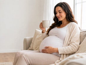  Femeie insarcinata consumand cafea.