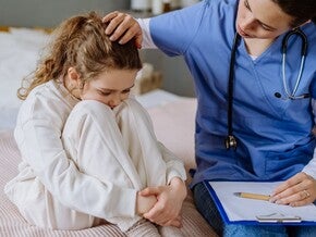 Medic ingrijorat consulta un copil bolnav de panaritiu.