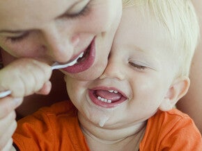 primii dinti la bebelusi si semnele eruptiei dentare