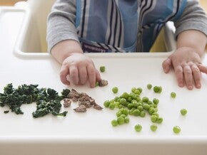 diversificare 6 luni cu alimente potrivite pentru bebe
