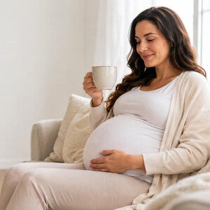  Femeie insarcinata consumand cafea.