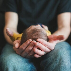 Mama spalandu-si bebelusul pe cap Mama spalandu-si bebelusul pe cap