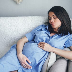 Femeie insarcinata care se confrunta cu frica de nastere