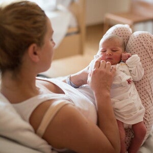 Mama cu copil nascut prematur in brate