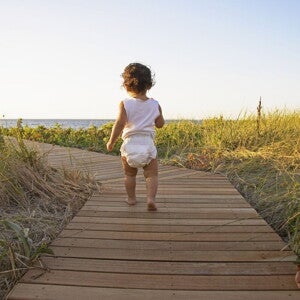 Bebeluș în pampers la soare