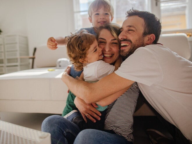 O familie vesela care râde impreuna pe o canapea, reflectând sprijinul oferit de Nestlé FamilyNes parintilor. O familie vesela care râde impreuna pe o canapea, reflectând sprijinul oferit de Nestlé FamilyNes parintilor.