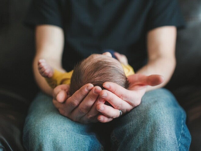 Mama spalandu-si bebelusul pe cap Mama spalandu-si bebelusul pe cap