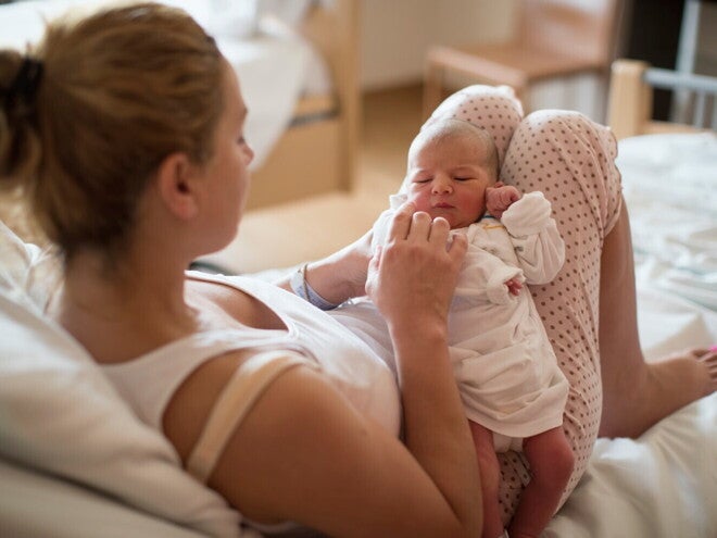 Mama cu copil nascut prematur in brate