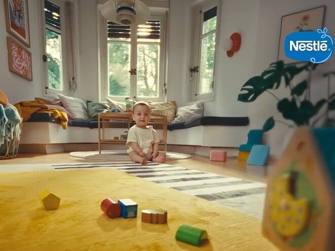 Pași mici, progrese mari. Nestlé susține creșterea armonioasă a celor mici.