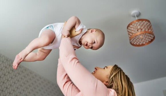 mama care se joaca cu bebelusul mama care se joaca cu bebelusul