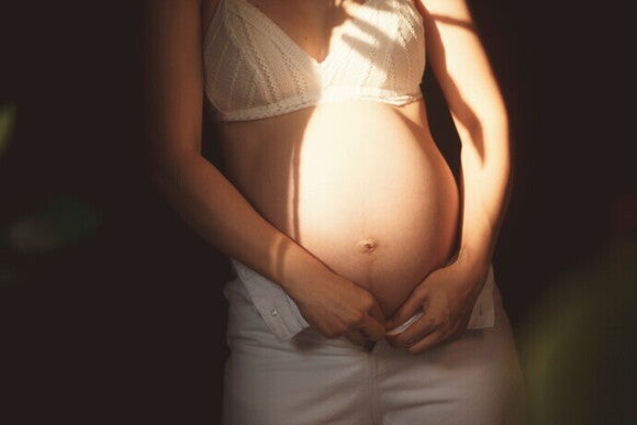 O femeie insarcinata in lumina blânda, simbolizând sprijinul grijuliu al Nestlé FamilyNes pentru fiecare etapa a parintetului. O femeie insarcinata in lumina blânda, simbolizând sprijinul grijuliu al Nestlé FamilyNes pentru fiecare etapa a parintetului.